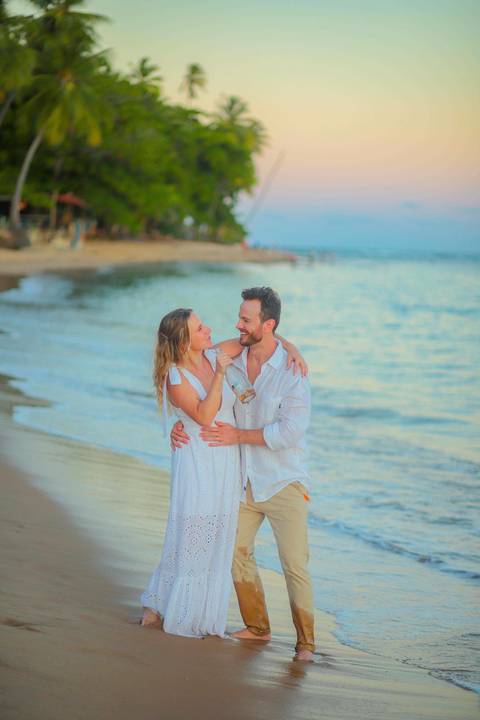 O que fazer em Praia do Forte Bahia, Fotógrafo em PRAIA DO FORTE BAHIA, WALDYR LANTYER. Fabíola e Felipe caminhando juntos na areia após cerimônia de elopement wedding na Praia do Forte.'