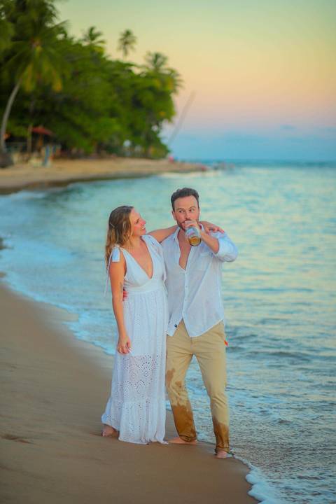 O que fazer em Praia do Forte Bahia, Fotógrafo em PRAIA DO FORTE BAHIA, WALDYR LANTYER. Fabíola e Felipe caminhando juntos na areia após cerimônia de elopement wedding na Praia do Forte.'