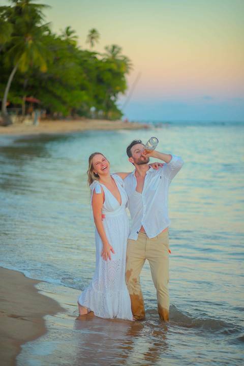 O que fazer em Praia do Forte Bahia, Fotógrafo em PRAIA DO FORTE BAHIA, WALDYR LANTYER. Fabíola e Felipe caminhando juntos na areia após cerimônia de elopement wedding na Praia do Forte.'