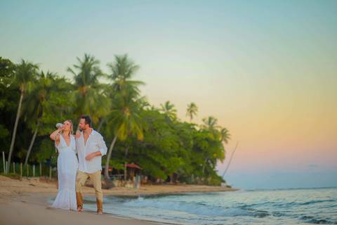 O que fazer em Praia do Forte Bahia, Fotógrafo em PRAIA DO FORTE BAHIA, WALDYR LANTYER. Fabíola e Felipe caminhando juntos na areia após cerimônia de elopement wedding na Praia do Forte.'