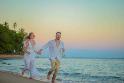 O que fazer em Praia do Forte Bahia, Fotógrafo em PRAIA DO FORTE BAHIA, WALDYR LANTYER. Fabíola e Felipe caminhando juntos na areia após cerimônia de elopement wedding na Praia do Forte.'