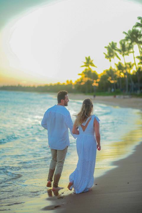 O que fazer em Praia do Forte Bahia, Fotógrafo em PRAIA DO FORTE BAHIA, WALDYR LANTYER. Fabíola e Felipe caminhando juntos na areia após cerimônia de elopement wedding na Praia do Forte.'