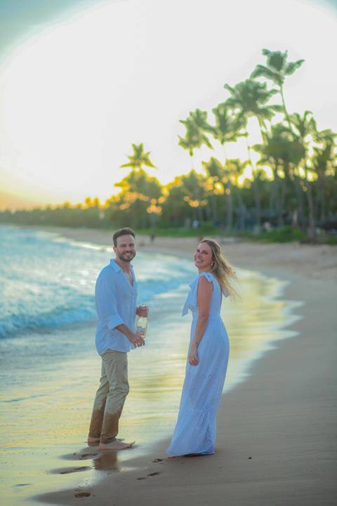 O que fazer em Praia do Forte Bahia, Fotógrafo em PRAIA DO FORTE BAHIA, WALDYR LANTYER. Fabíola e Felipe caminhando juntos na areia após cerimônia de elopement wedding na Praia do Forte.'