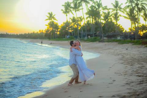 O que fazer em Praia do Forte Bahia, Fotógrafo em PRAIA DO FORTE BAHIA, WALDYR LANTYER. Fabíola e Felipe caminhando juntos na areia após cerimônia de elopement wedding na Praia do Forte.'