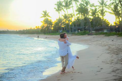 O que fazer em Praia do Forte Bahia, Fotógrafo em PRAIA DO FORTE BAHIA, WALDYR LANTYER. Casamento na praia ao pôr do sol com os noivos celebrando o amor em cenário natural na Praia do Forte, Bahia.'