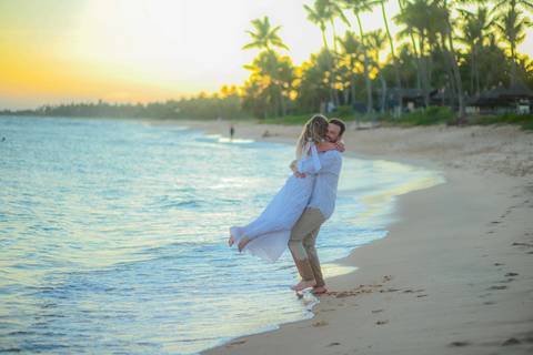 O que fazer em Praia do Forte Bahia, Fotógrafo em PRAIA DO FORTE BAHIA, WALDYR LANTYER. Casamento na praia ao pôr do sol com os noivos celebrando o amor em cenário natural na Praia do Forte, Bahia.'