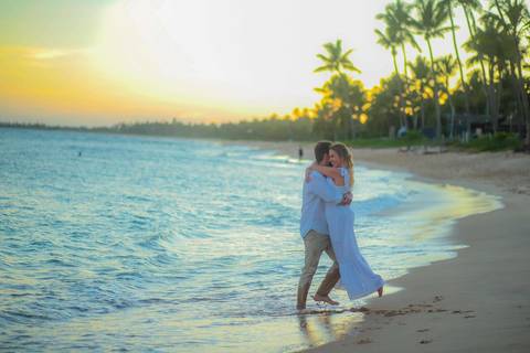 O que fazer em Praia do Forte Bahia, Fotógrafo em PRAIA DO FORTE BAHIA, WALDYR LANTYER. Casamento na praia ao pôr do sol com os noivos celebrando o amor em cenário natural na Praia do Forte, Bahia.'
