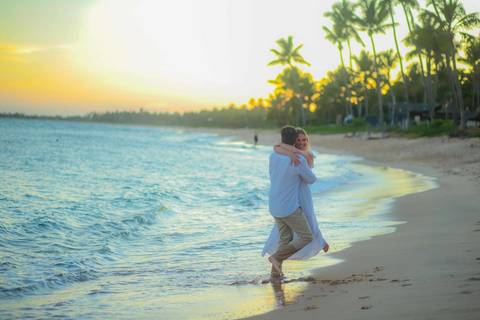 O que fazer em Praia do Forte Bahia, Fotógrafo em PRAIA DO FORTE BAHIA, WALDYR LANTYER. Casamento na praia ao pôr do sol com os noivos celebrando o amor em cenário natural na Praia do Forte, Bahia.'