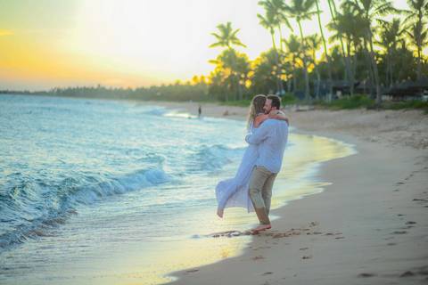 O que fazer em Praia do Forte Bahia, Fotógrafo em PRAIA DO FORTE BAHIA, WALDYR LANTYER. Casamento na praia ao pôr do sol com os noivos celebrando o amor em cenário natural na Praia do Forte, Bahia.'