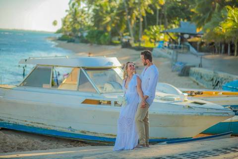 Fabíola e Felipe trocando alianças ao pôr do sol na Praia do Forte, em um elopement wedding intimista à beira-mar, com luz dourada e atmosfera romântica. O que fazer em Praia do Forte Bahia, Fotógrafo em PRAIA DO FORTE BAHIA, WALDYR LANTYER'