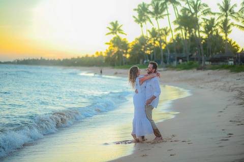O que fazer em Praia do Forte Bahia, Fotógrafo em PRAIA DO FORTE BAHIA, WALDYR LANTYER. Casamento na praia ao pôr do sol com os noivos celebrando o amor em cenário natural na Praia do Forte, Bahia.'