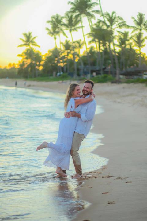 O que fazer em Praia do Forte Bahia, Fotógrafo em PRAIA DO FORTE BAHIA, WALDYR LANTYER. Casamento na praia ao pôr do sol com os noivos celebrando o amor em cenário natural na Praia do Forte, Bahia.'