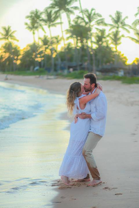 O que fazer em Praia do Forte Bahia, Fotógrafo em PRAIA DO FORTE BAHIA, WALDYR LANTYER. Casamento na praia ao pôr do sol com os noivos celebrando o amor em cenário natural na Praia do Forte, Bahia.'