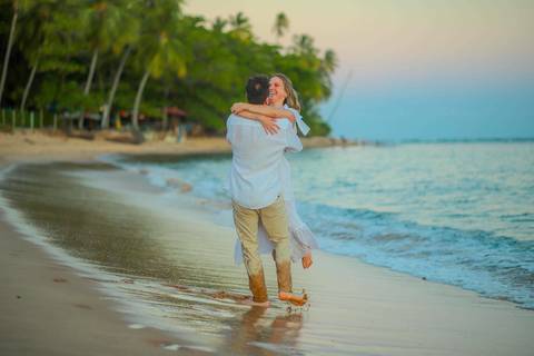 O que fazer em Praia do Forte Bahia, Fotógrafo em PRAIA DO FORTE BAHIA, WALDYR LANTYER. Casamento na praia ao pôr do sol com os noivos celebrando o amor em cenário natural na Praia do Forte, Bahia.'