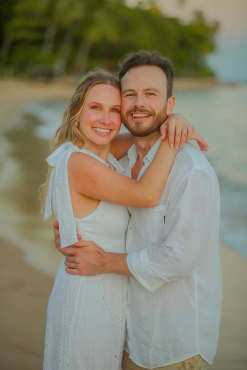 O que fazer em Praia do Forte Bahia, Fotógrafo em PRAIA DO FORTE BAHIA, WALDYR LANTYER. Ensaio de casal na Praia do Forte com mar e céu dourado criando cenário romântico para casamento intimista.'