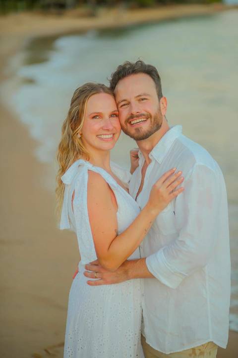 O que fazer em Praia do Forte Bahia, Fotógrafo em PRAIA DO FORTE BAHIA, WALDYR LANTYER. Ensaio de casal na Praia do Forte com mar e céu dourado criando cenário romântico para casamento intimista.'