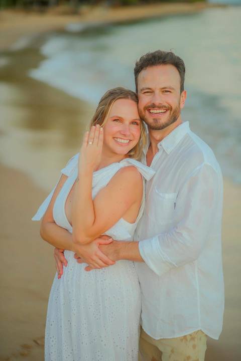 O que fazer em Praia do Forte Bahia, Fotógrafo em PRAIA DO FORTE BAHIA, WALDYR LANTYER. Ensaio de casal na Praia do Forte com mar e céu dourado criando cenário romântico para casamento intimista.'