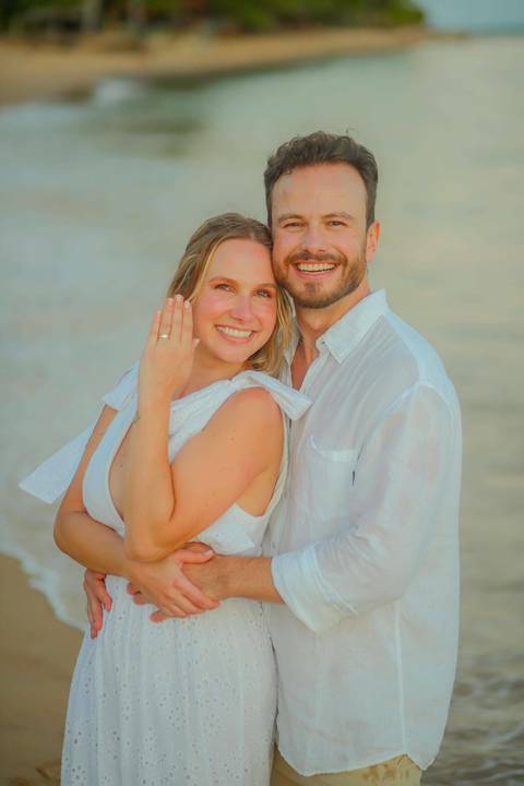 O que fazer em Praia do Forte Bahia, Fotógrafo em PRAIA DO FORTE BAHIA, WALDYR LANTYER. Ensaio de casal na Praia do Forte com mar e céu dourado criando cenário romântico para casamento intimista.'