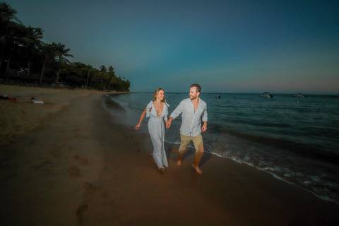 Noivos se beijando ao pôr do sol na Praia do Forte durante elopement wedding com luz quente do entardecer.'