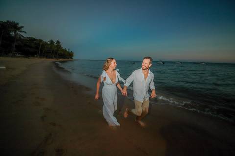 Noivos se beijando ao pôr do sol na Praia do Forte durante elopement wedding com luz quente do entardecer.'