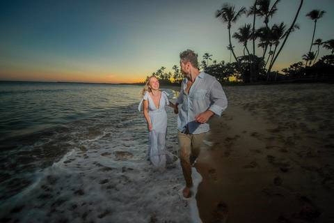 Noivos se beijando ao pôr do sol na Praia do Forte durante elopement wedding com luz quente do entardecer.'