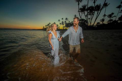 Noivos se beijando ao pôr do sol na Praia do Forte durante elopement wedding com luz quente do entardecer.'