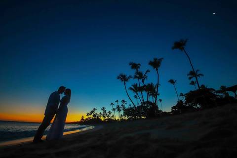 Noivos se beijando ao pôr do sol na Praia do Forte durante elopement wedding com luz quente do entardecer.'