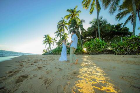 Fabíola e Felipe trocando alianças ao pôr do sol na Praia do Forte, em um elopement wedding intimista à beira-mar, com luz dourada e atmosfera romântica. O que fazer em Praia do Forte Bahia, Fotógrafo em PRAIA DO FORTE BAHIA, WALDYR LANTYER'
