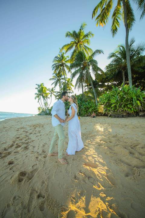 Fabíola e Felipe trocando alianças ao pôr do sol na Praia do Forte, em um elopement wedding intimista à beira-mar, com luz dourada e atmosfera romântica. O que fazer em Praia do Forte Bahia, Fotógrafo em PRAIA DO FORTE BAHIA, WALDYR LANTYER'