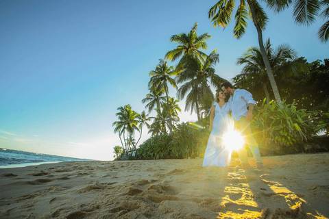 Fabíola e Felipe trocando alianças ao pôr do sol na Praia do Forte, em um elopement wedding intimista à beira-mar, com luz dourada e atmosfera romântica. O que fazer em Praia do Forte Bahia, Fotógrafo em PRAIA DO FORTE BAHIA, WALDYR LANTYER'