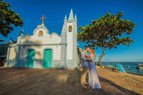 Fabíola e Felipe trocando alianças ao pôr do sol na Praia do Forte, em um elopement wedding intimista à beira-mar, com luz dourada e atmosfera romântica.'