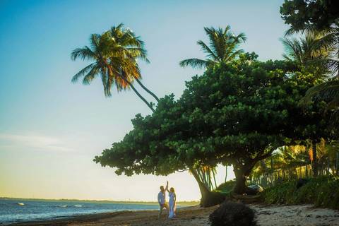 Fabíola e Felipe trocando alianças ao pôr do sol na Praia do Forte, em um elopement wedding intimista à beira-mar, com luz dourada e atmosfera romântica. O que fazer em Praia do Forte Bahia, Fotógrafo em PRAIA DO FORTE BAHIA, WALDYR LANTYER'