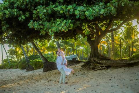 Fabíola e Felipe trocando alianças ao pôr do sol na Praia do Forte, em um elopement wedding intimista à beira-mar, com luz dourada e atmosfera romântica. O que fazer em Praia do Forte Bahia, Fotógrafo em PRAIA DO FORTE BAHIA, WALDYR LANTYER'