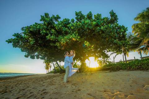 Fabíola e Felipe trocando alianças ao pôr do sol na Praia do Forte, em um elopement wedding intimista à beira-mar, com luz dourada e atmosfera romântica. O que fazer em Praia do Forte Bahia, Fotógrafo em PRAIA DO FORTE BAHIA, WALDYR LANTYER'