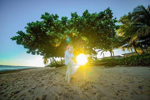 Fabíola e Felipe trocando alianças ao pôr do sol na Praia do Forte, em um elopement wedding intimista à beira-mar, com luz dourada e atmosfera romântica. O que fazer em Praia do Forte Bahia, Fotógrafo em PRAIA DO FORTE BAHIA, WALDYR LANTYER'