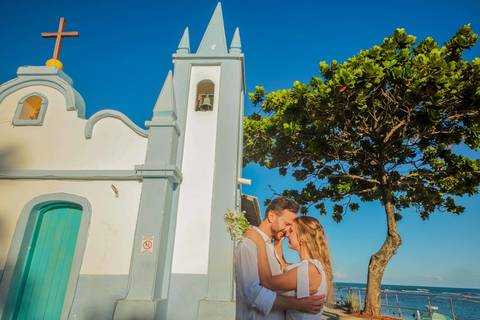 Fabíola e Felipe trocando alianças ao pôr do sol na Praia do Forte, em um elopement wedding intimista à beira-mar, com luz dourada e atmosfera romântica.'