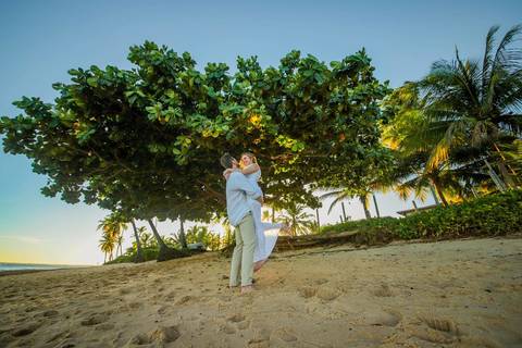 Fabíola e Felipe trocando alianças ao pôr do sol na Praia do Forte, em um elopement wedding intimista à beira-mar, com luz dourada e atmosfera romântica. O que fazer em Praia do Forte Bahia, Fotógrafo em PRAIA DO FORTE BAHIA, WALDYR LANTYER'