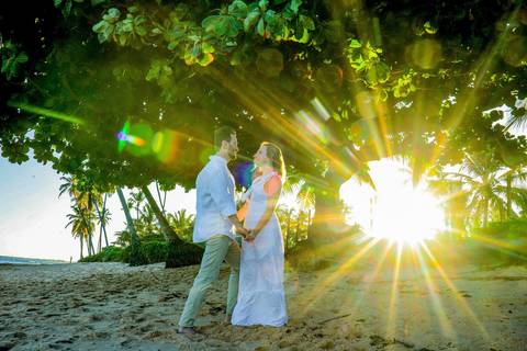 Fabíola e Felipe trocando alianças ao pôr do sol na Praia do Forte, em um elopement wedding intimista à beira-mar, com luz dourada e atmosfera romântica. O que fazer em Praia do Forte Bahia, Fotógrafo em PRAIA DO FORTE BAHIA, WALDYR LANTYER'