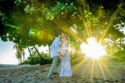 Fabíola e Felipe trocando alianças ao pôr do sol na Praia do Forte, em um elopement wedding intimista à beira-mar, com luz dourada e atmosfera romântica. O que fazer em Praia do Forte Bahia, Fotógrafo em PRAIA DO FORTE BAHIA, WALDYR LANTYER'
