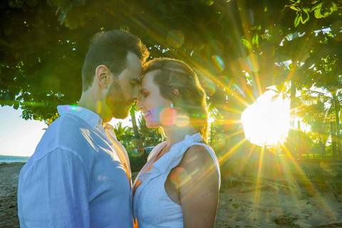 Fabíola e Felipe trocando alianças ao pôr do sol na Praia do Forte, em um elopement wedding intimista à beira-mar, com luz dourada e atmosfera romântica. O que fazer em Praia do Forte Bahia, Fotógrafo em PRAIA DO FORTE BAHIA, WALDYR LANTYER'