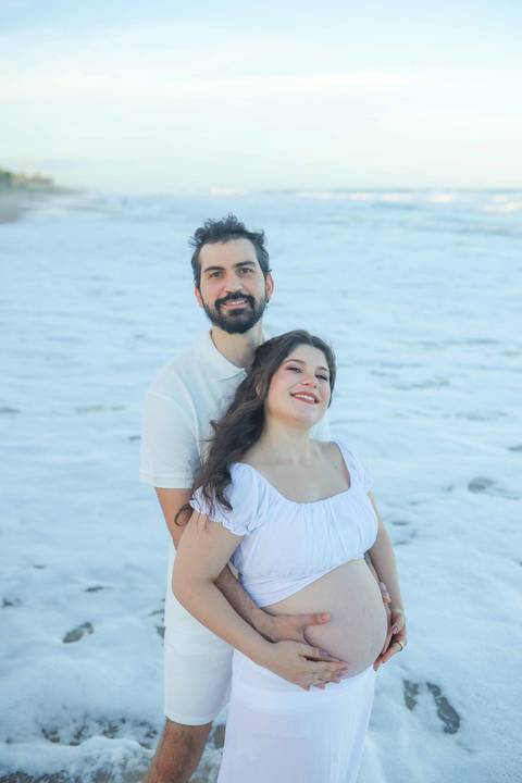 O pôr do sol em Imbassaí presenteou a pequena Clara com um céu inesquecível. Como fotógrafo em Praia do Forte, busco a simplicidade que emociona e eterniza. #OQueFazerEmPraiaDoForte #FotografiaGestante #LuzDoPorDoSol #Bahia #EnsaioExternoNordeste'