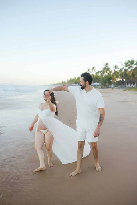 Ensaio gestante no Grand Palladium Imbassaí: conforto e beleza para Nayara e Gabriel. A fotografia de maternidade é, para mim, o maior símbolo de renascimento. #ResortsBahia #FotografoImbassai #MaternidadeReal #EnsaioNaPraia #WaldyrLantyerFotos'