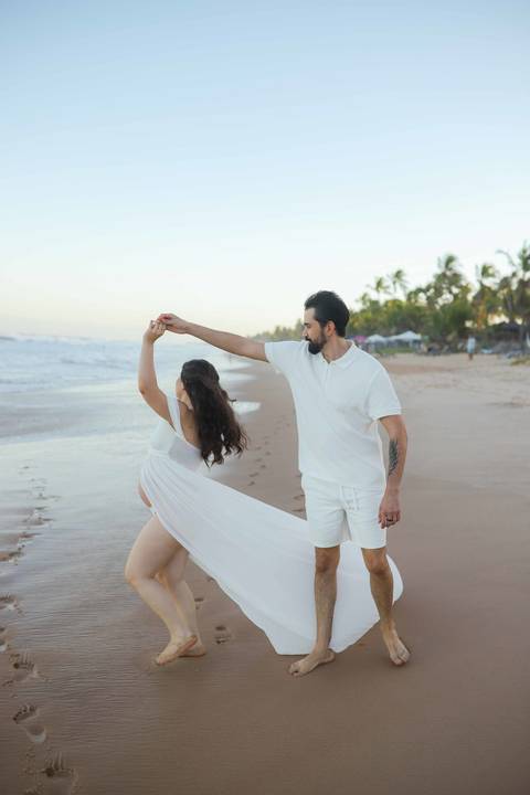 Ensaio gestante no Grand Palladium Imbassaí: conforto e beleza para Nayara e Gabriel. A fotografia de maternidade é, para mim, o maior símbolo de renascimento. #ResortsBahia #FotografoImbassai #MaternidadeReal #EnsaioNaPraia #WaldyrLantyerFotos'