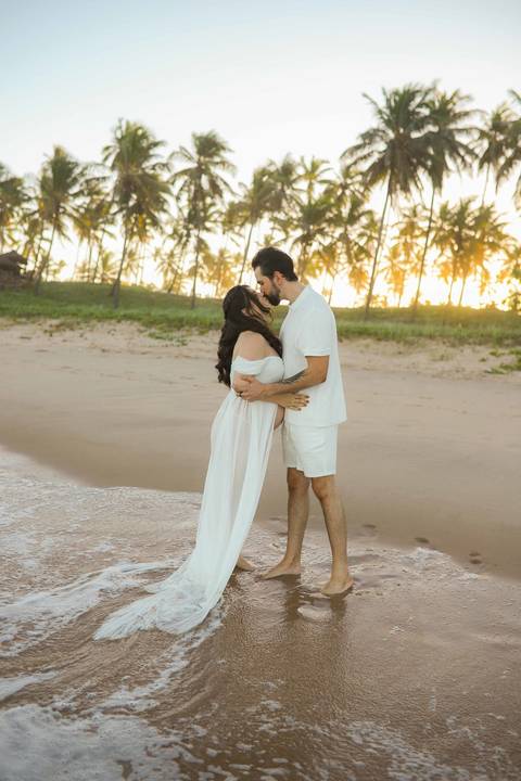 Ensaio gestante no Grand Palladium Imbassaí: conforto e beleza para Nayara e Gabriel. A fotografia de maternidade é, para mim, o maior símbolo de renascimento. #ResortsBahia #FotografoImbassai #MaternidadeReal #EnsaioNaPraia #WaldyrLantyerFotos'