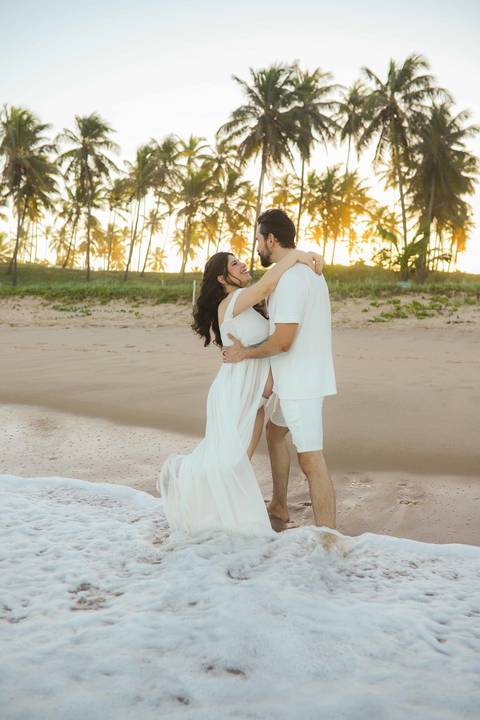 Ensaio gestante no Grand Palladium Imbassaí: conforto e beleza para Nayara e Gabriel. A fotografia de maternidade é, para mim, o maior símbolo de renascimento. #ResortsBahia #FotografoImbassai #MaternidadeReal #EnsaioNaPraia #WaldyrLantyerFotos'