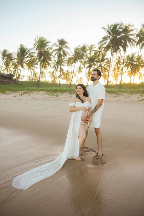 Ensaio gestante no Grand Palladium Imbassaí: conforto e beleza para Nayara e Gabriel. A fotografia de maternidade é, para mim, o maior símbolo de renascimento. #ResortsBahia #FotografoImbassai #MaternidadeReal #EnsaioNaPraia #WaldyrLantyerFotos'