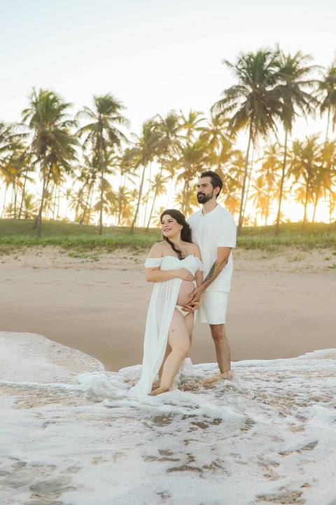 Ensaio gestante no Grand Palladium Imbassaí: conforto e beleza para Nayara e Gabriel. A fotografia de maternidade é, para mim, o maior símbolo de renascimento. #ResortsBahia #FotografoImbassai #MaternidadeReal #EnsaioNaPraia #WaldyrLantyerFotos'