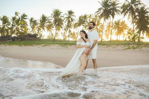 Capturando a delicadeza da espera pela Clara sob a luz rosa da Bahia. Um ensaio gestante simples e poético no Grand Palladium Resort & Spa - All Inclusive. #FotografiaMaternidade #EnsaioNoPorDoSol #PraiaDoForteBahia #Imbassai #GestanteLinda'