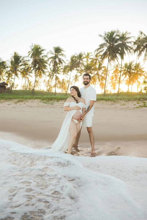 Capturando a delicadeza da espera pela Clara sob a luz rosa da Bahia. Um ensaio gestante simples e poético no Grand Palladium Resort & Spa - All Inclusive. #FotografiaMaternidade #EnsaioNoPorDoSol #PraiaDoForteBahia #Imbassai #GestanteLinda'