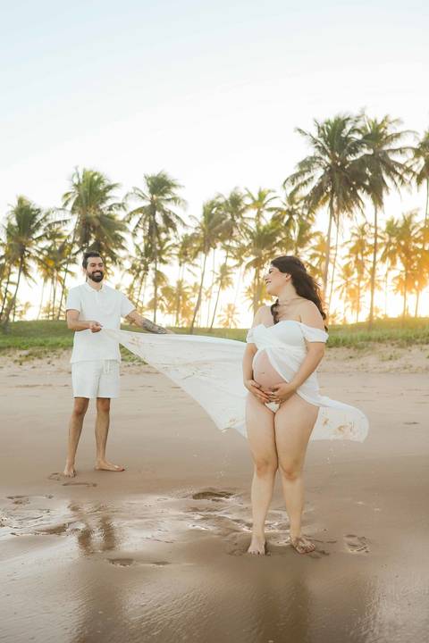 Capturando a delicadeza da espera pela Clara sob a luz rosa da Bahia. Um ensaio gestante simples e poético no Grand Palladium Resort & Spa - All Inclusive. #FotografiaMaternidade #EnsaioNoPorDoSol #PraiaDoForteBahia #Imbassai #GestanteLinda'